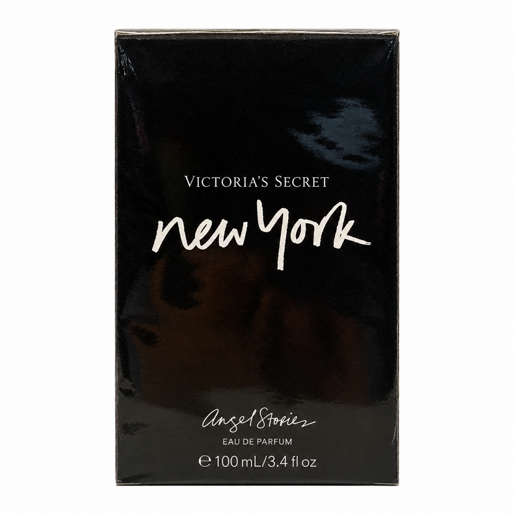 Caja frontal de Victoria's Secret New York Eau de Parfum 100 ml sobre blanco, con letras superiores y firma Angel Stories ajustadas a la foto original