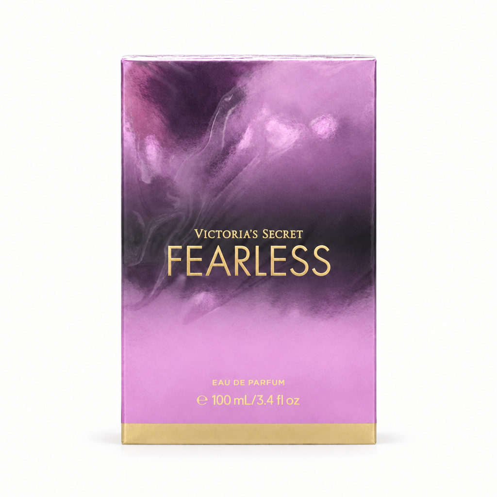Caja frontal de Victoria’s Secret Fearless Eau de Parfum 100 ml con letras doradas sobre fondo blanco