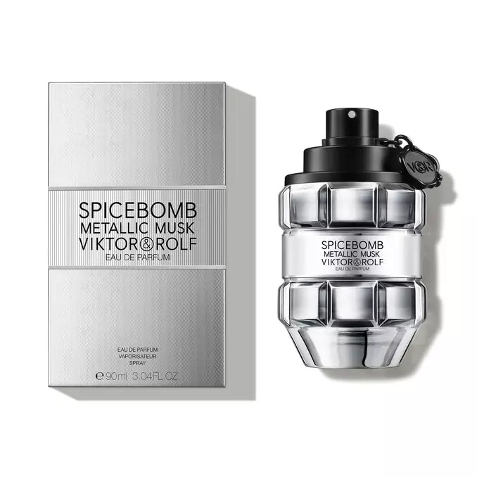 Spicebomb Metallic Musk EDP 90 ml, caja y frasco juntos sobre fondo blanco