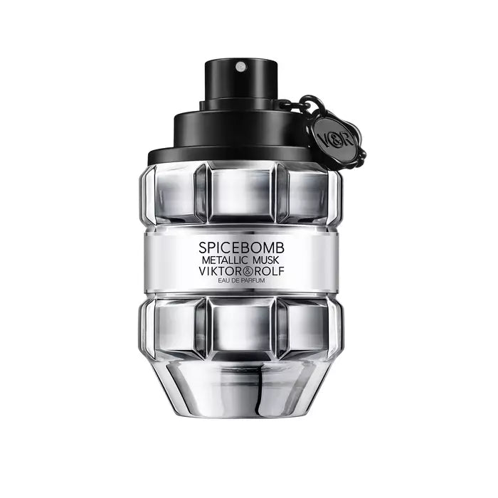 Frasco de Spicebomb Metallic Musk EDP 90 ml sobre fondo blanco
